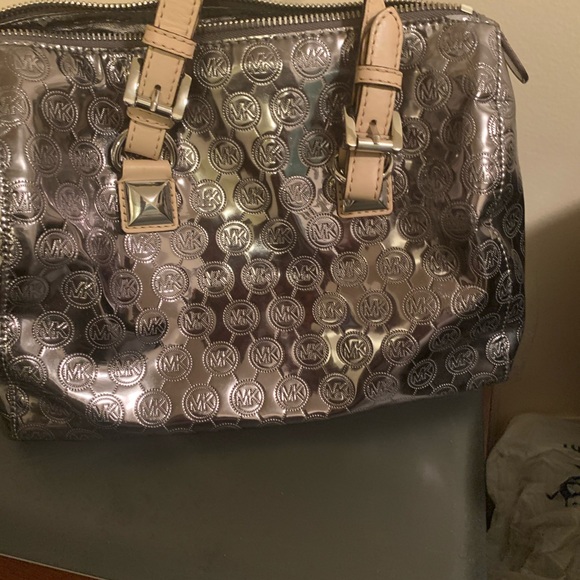 Michael Kors Handbag. GUC - Picture 7 of 10